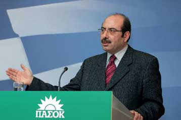 «Αλλά δύο δύσκολα χρόνια» προαναγγέλλει ο κ. Καραμανλής, λέει το ΠΑΣΟΚ