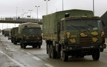 Εν όψει πολιτικών εξελίξεων στο Λίβανο, άρχισε η μετακίνηση των συριακών δυνάμεων