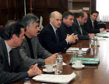 Ασυμβίβαστο μεταξύ Πολιτικού Συμβουλίου και Συντονιστικού προωθεί ο Γ.Παπανδρέου