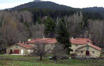 Καταρρέουν τα κτίρια και σαπίζουν τα σπάνια κειμήλια στο κτήμα Τατοΐου