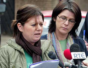 Αμεσο αφοπλισμό του IRA μετά την πρωτοφανή προσφορά αυτοδικίας ζητούν ΗΠΑ και Βρετανία