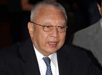 Με υποψίες παύσης από την Κίνα η οριστική παραίτηση του κυβερνήτη του Χονγκ Κονγκ