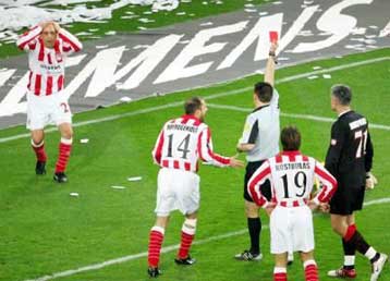 Με εννέα παίκτες, ο Ολυμπιακός έχασε 3-1 από τη Νιούκαστλ και αποχαιρετά το UEFA