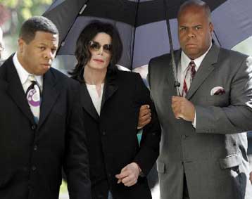 Καθυστερημένη εμφάνιση του Μάικλ Τζάκσον στο δικαστήριο