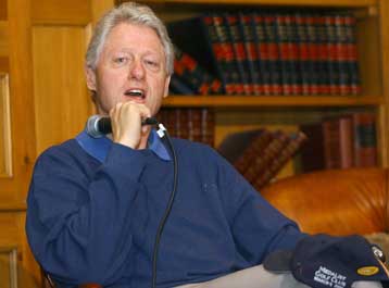 Επιτυχώς έγινε η δεύτερη χειρουργική επέμβαση στον Μπιλ Κλίντον μέσα σε έξι μήνες