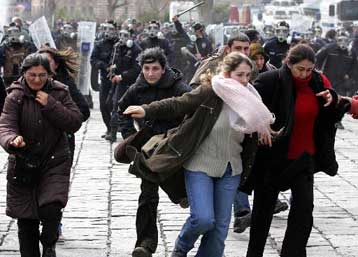 Οι Αρχές υπεραμύνονται της χρήσης βίας κατά γυναικών στη διαδήλωση της Κων/πολης