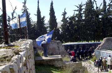 Δεύτερη ημέρα έντασης στην Καισαριανή – Απεργία πείνας ξεκινά ο δήμαρχος