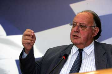 Ο πρωθυπουργός το βασικότερο πρόβλημα της κυβέρνησης, δηλώνει ο Θ.Πάγκαλος