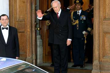 Όλοι οι νέοι «άνθρωποι του Προέδρου» και οι πρώτες 700 χειραψίες