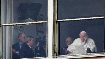 Το πρώτο του μήνυμα μετά από μέρες απηύθυνε από το παράθυρο του νοσοκομείου ο Πάπας