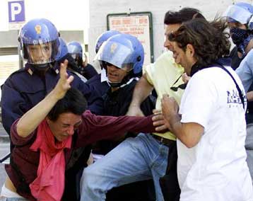 Κόλαφος για την ιταλική αστυνομία η έκθεση για τα επεισόδια στη Σύνοδο G8 στη Γένοβα