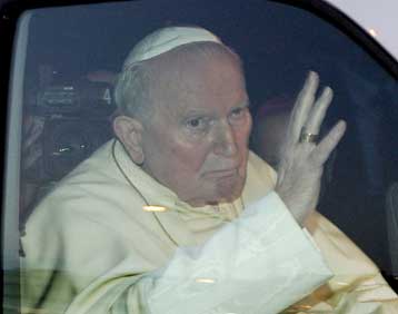 Επέστρεψε στο Βατικανό το βράδυ της Κυριακής ο Πάπας Ιωάννης Παύλος Β