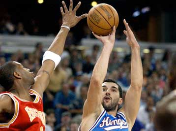 «Ρουκέτες» από το Χιούστον …χτύπησαν την έδρα του Σακραμέντο