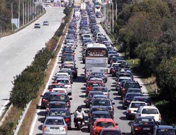 Αυξημένη κίνηση στις εθνικές οδούς λόγω της επιστροφής των εκδρομέων