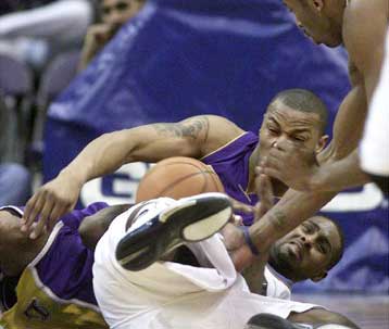 Επέστρεψε ο Τιμ Ντάνκαν και οδήγησε τους Σπερς σε νίκη στη Νέα Ορλεάνη