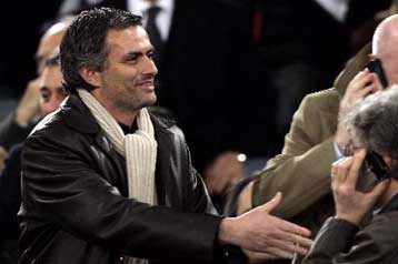 Με μηνύσεις απειλεί ο Μουρίνιο αξιοματούχο της UEFA