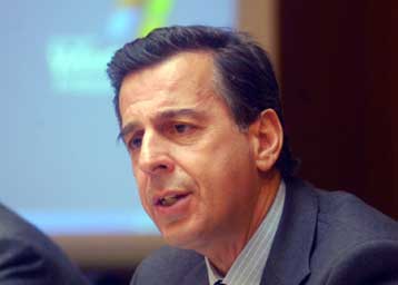 Να γίνει ένας στους δύο πολίτες επιβάτης των μέσων μεταφοράς, στόχος του υπ.Μεταφορών