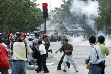 Ένας νεκρός και δεκάδες τραυματίες στη διάρκεια διαδηλώσεων στη Γουατεμάλα