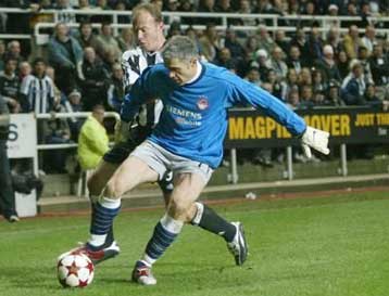 Με συντριβή, 4-0 από τη Νιούκαστλ, αποχαιρέτησε ο Ολυμπιακός το Κύπελλο UEFA