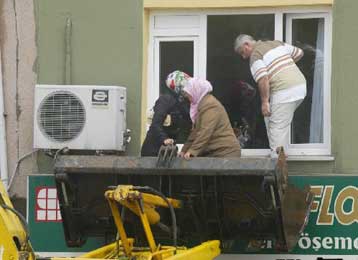 Τουλάχιστον 17 αγνοούμενοι και μεγάλες καταστροφές από κατολίσθηση στην Τουρκία