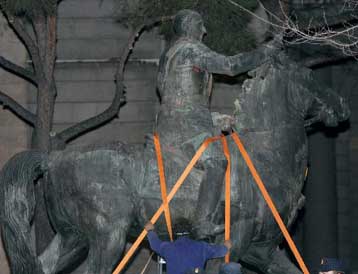 Στην αποθήκη οδηγήθηκε το τελευταίο άγαλμα του Φράνκο στην ισπανική πρωτεύουσα