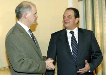 Κλείσιμο της «ψαλίδας» μεταξύ ΝΔ και ΠΑΣΟΚ αποτυπώνει νέα δημοσκόπηση