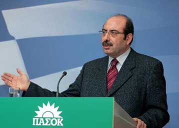 Η κυβέρνηση κρύβεται πίσω από το Σύνταγμα για το «βασικό μέτοχο», εκτιμά το ΠΑΣΟΚ