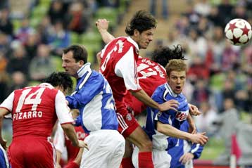 Αργησε να κάμψει την αντίσταση της Χάνσα η Μπάγερν, 3-2 στο Αμβούργο η Ντόρτμουντ