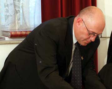 Στα Ιεροσόλυμα με εντολή της Αρχιεπισκοπής, υποστηρίζει ο Απόστολος Βαβύλης