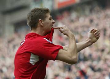 Με 10 παίκτες η Λίβερπουλ νίκησε 2-1 την Έβερτον, την πλησίασε στην ευρωπαϊκή κούρσα