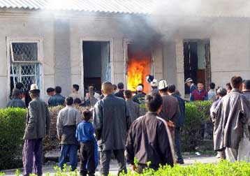 Μαζική εξέγερση της αντιπολίτευσης του Κιργιστάν με κατάληψη κυβερνητικών κτιρίων