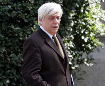 Δεν αλλάζει η στάση της Κομισιόν έναντι της Ελλάδας για τον «βασικό μέτοχο»