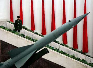 Προς αναβολή η άρση του ευρωπαϊκού εμπάργκο όπλων στην Κίνα