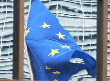 Διχάζει την αντιπολίτευση η απόφαση της Κομισιόν για το «βασικό μέτοχο»