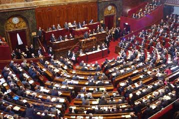 Υπερψηφίστηκε στη Γαλλία το νομοσχέδιο για «χαλάρωση» του 35ωρου