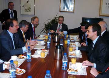 Για τα διαρθρωτικά ταμεία συζήτησαν Καραμανλής – Θαπατέρο στις Βρυξέλλες