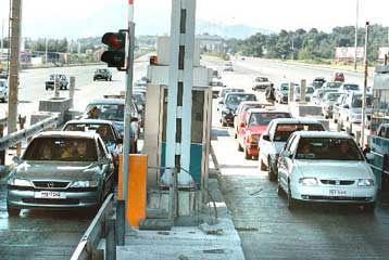 Στα δύο ευρώ αυξάνονται από τις 10 Απριλίου τα διόδια για τα ΙΧ