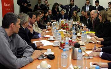 Σε προεκλογικό κλίμα η πρώτη συνεδρίαση του Πολιτικού Συμβουλίου του ΠΑΣΟΚ