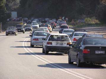 Με λιακάδα και ζέστη η έξοδος των Αθηναίων για το τριήμερο της 25ης Μαρτίου