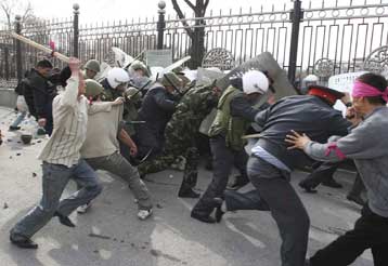 Αποχώρησε ο Ακάγεφ από το Κιργιστάν – Υπό τον έλεγχο της αντιπολίτευσης ο «Λευκός Οίκος»