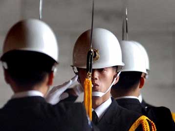 «Κύμα» ακτιβιστών στην Κίνα ζητά διατήρηση του ευρωπαϊκού εμπάργκο όπλων