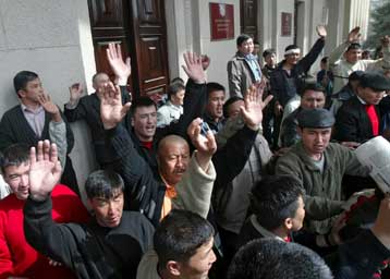 Στα χέρια της αντιπολίτευσης πέρασε ο έλεγχος της εξουσίας στο Κιργιστάν