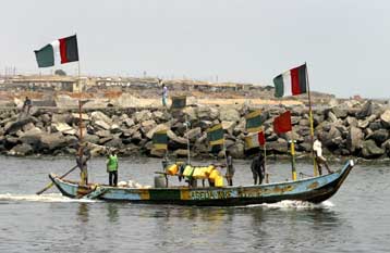 Τρεις νεκροί και 17 αγνοούμενοι σε ελληνικό τάνκερ
