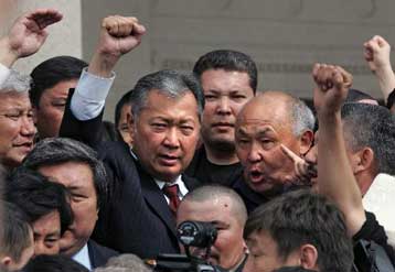 Φόβοι δολοφονίας του νέου ηγέτη Μπακίεφ μετά την ανατροπή καθεστώτος στο Κιργιστάν