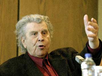 Για πρωτοφανή επίθεση της Κομισιόν κατά της Ελλάδας μιλά ο Μ.Θεοδωράκης