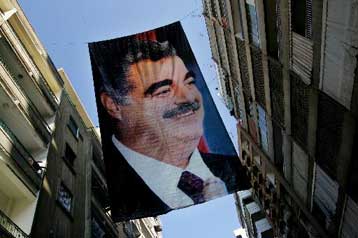 Ύποπτο φορτηγάκι προηγείτο της αυτοκινητοπομπής Χαρίρι λίγο πριν τη μοιραία έκρηξη