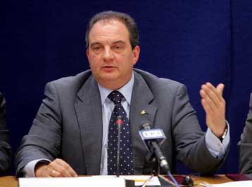 Διχογνωμία στην κυβέρνηση ως προς τη στάση έναντι της Κομισιόν για το «βασικό μέτοχο»