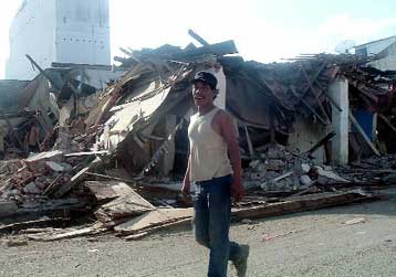 Γλίτωσε νέο τσουνάμι η Ινδονησία, θρηνεί όμως εκατοντάδες νεκρούς από τα 8,7 Ρίχτερ