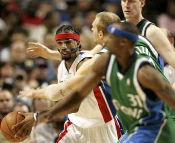 Το Ντάλας δεν άφησε περιθώρια στο Ντιτρόιτ με πρωταγωνιστές τους Χάουαρντ-Νοβίτσκι