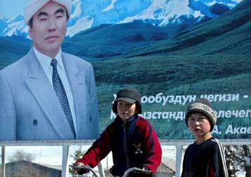 «Προεδρική» εμφάνιση Ακάγεφ με διάθεση για συνεργασία με τη νέα Βουλή του Κιργιστάν